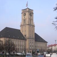 La mairie d'arrondissement de Berlin-Schöneberg, en 2005. (Crédit : Georg Slickers / CC BY-SA 3.0)