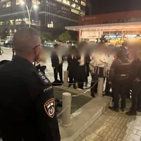 La police fait face à des manifestants ultra-orthodoxes devant un immeuble de bureaux abritant un programme de l’armée israélienne à Bnei Brak, le 14 octobre 2026. (Crédit: Police israélienne)