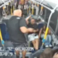 Une adolescente, en bas à droite, qui aurait lancé des chaussettes sur une femme druze à bord d'un bus Dan, le 6 août 2026. (Crédit : Capture d'écran vidéo/Compagnie de bus Dan ; utilisée conformément à l'article 27a de la loi sur le droit d'auteur)