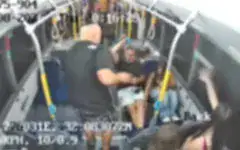 Une adolescente, en bas à droite, qui aurait lancé des chaussettes sur une femme druze à bord d'un bus Dan, le 6 août 2026. (Crédit : Capture d'écran vidéo/Compagnie de bus Dan ; utilisée conformément à l'article 27a de la loi sur le droit d'auteur)