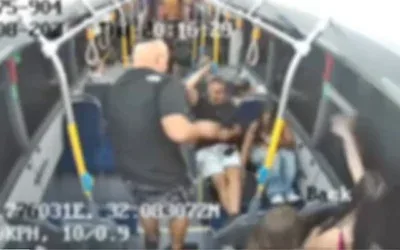 Une adolescente, en bas à droite, qui aurait lancé des chaussettes sur une femme druze à bord d'un bus Dan, le 6 août 2026. (Crédit : Capture d'écran vidéo/Compagnie de bus Dan ; utilisée conformément à l'article 27a de la loi sur le droit d'auteur)