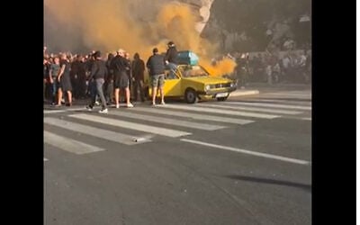 Des supporters d'Hajduk Split défilent en scandant des slogans pro-nazis avant le match de Ligue conférence contre l'Ajax Amsterdam à Split, en Croatie. (Capture d'écran/X)