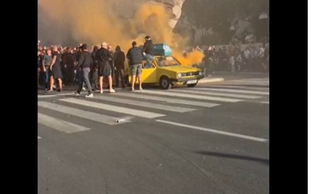 Des supporters d'Hajduk Split défilent en scandant des slogans pro-nazis avant le match de Ligue conférence contre l'Ajax Amsterdam à Split, en Croatie. (Capture d'écran/X) Des supporters d'Hajduk Split défilent en scandant des slogans pro-nazis avant le match de Ligue conférence contre l'Ajax Amsterdam à Split, en Croatie. (Capture d'écran/X)
