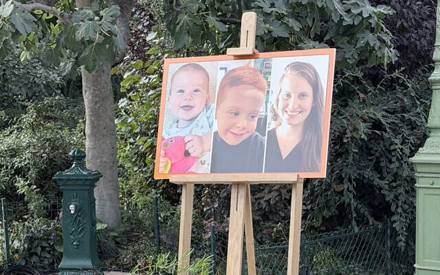 Portraits de Kfir, 9 mois, Ariel Bibas, 4 ans et Shiri Bibas dans une allée du parc Monceau, le 6 octobre 2026, qui porte désormais leurs noms. Portraits de Kfir, 9 mois, Ariel Bibas, 4 ans et Shiri Bibas dans une allée du parc Monceau, le 6 octobre 2026, qui porte désormais leurs noms.