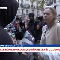 Alexandra Sojfer, militante pro-israélienne, prise violemment à partie par un émeutier anti-Israël qui la traite de "nazie", le 8 octobre 2026 à Paris. (Crédit : capture d'écran Cnews)