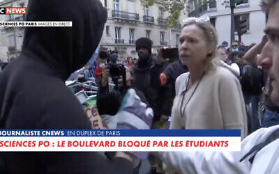 Alexandra Sojfer, militante pro-israélienne, prise violemment à partie par un émeutier anti-Israël qui la traite de "nazie", le 8 octobre 2026 à Paris. (Crédit : capture d'écran Cnews)