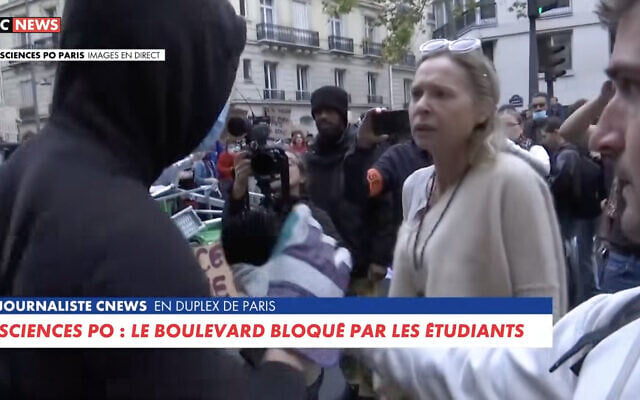 Alexandra Sojfer, militante pro-israélienne, prise violemment à partie par un émeutier anti-Israël qui la traite de "nazie", le 8 octobre 2026 à Paris. (Crédit : capture d'écran Cnews)