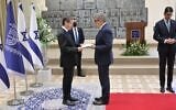 Christophe Parisot (à d) remet ses lettres de créances au président israélien Isaac Herzog, le 26 octobre 2026 à la résidence présidentielle à Jérusalem. (Crédit : Hilel Ben Or/Bureau du président de l’État d’Israël)