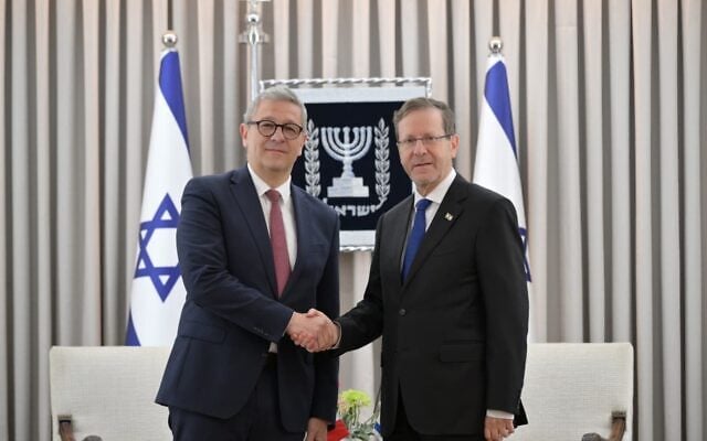 Christophe Parisot (à gauche) serrant la main du président israélien Isaac Herzog, à la résidence présidentielle, à Jérusalem, le 26 octobre 2026. (Crédit : Hilel Ben Or/Bureau du président de l’État d’Israël)