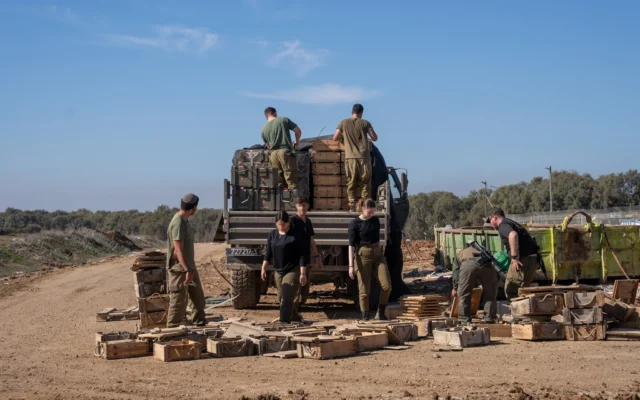 Des soldats de soutien au combat chargent des explosifs dans un véhicule militaire à l’extérieur du poste militaire de Paga, à la frontière avec la bande de Gaza, le 15 décembre 2023. (Crédit: Emanuel Fabian/Times of Israel)