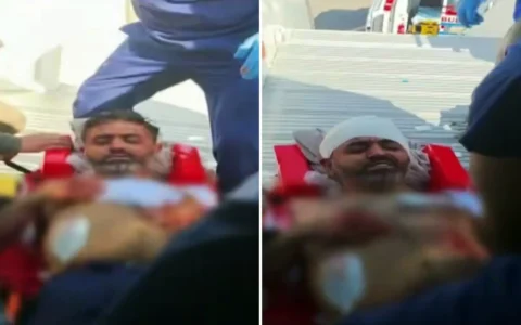 Le commandant de bord Smit Machchhar, blessé, est évacué de l'avion du vol 1073 de flydubai après l'atterrissage d'urgence de celui-ci à Tabuk, dans le nord-ouest de l'Arabie saoudite, le 30 septembre 2026. (Capture d'écran de N12)