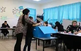 Des Israéliens d'origine arabe dans un bureau de vote à Taybeh, lors des élections à la Knesset, le 1ᵉʳ novembre 2022. (Crédit : Jamal Awad/Flash90/Archives)