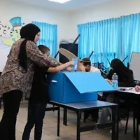 Des Israéliens d'origine arabe dans un bureau de vote à Taybeh, lors des élections à la Knesset, le 1ᵉʳ novembre 2022. (Crédit : Jamal Awad/Flash90/Archives)
