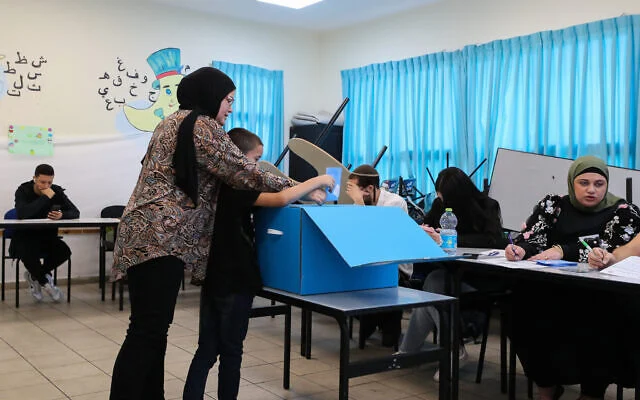 Des Israéliens d'origine arabe dans un bureau de vote à Taybeh, lors des élections à la Knesset, le 1ᵉʳ novembre 2022. (Crédit : Jamal Awad/Flash90/Archives) Des Israéliens d'origine arabe dans un bureau de vote à Taybeh, lors des élections à la Knesset, le 1ᵉʳ novembre 2022. (Crédit : Jamal Awad/Flash90/Archives)