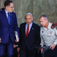 De gauche à droite : Le chef de cabinet du Premier ministre Benjamin Netanyahu, Tzahi Braverman, le Premier ministre Benjamin Netanyahu et son secrétaire militaire, le général de division Avi Gil, arrivant pour une réunion du Conseil des ministres au siège du Premier ministre, à Jérusalem, le 22 janvier 2023. (Crédit : Olivier Fitoussi/Flash90)