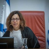 La juge de la Cour suprême Ruth Ronnen préside une audience, le 9 août 2023. (Crédit : Yonatan Sindel/Flash90)