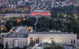 Vue sur la Cour suprême (au premier plan) et la Knesset, à Jérusalem, le 11 septembre 2023. (Crédit : Yonatan Sindel/Flash90)