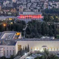 Vue sur la Cour suprême (au premier plan) et la Knesset, à Jérusalem, le 11 septembre 2023. (Crédit : Yonatan Sindel/Flash90)