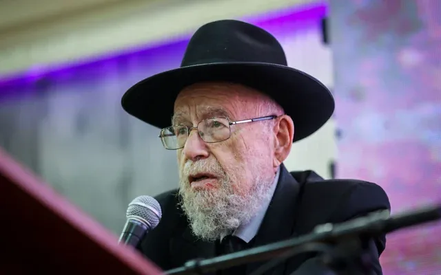 Le rabbin Dov Lior assiste à une cérémonie en l'honneur du défunt leader extrémiste juif, le rabbin Meir Kahane, à Jérusalem, le 19 novembre 2024. (Crédit: Chaim Goldberg/Flash90)