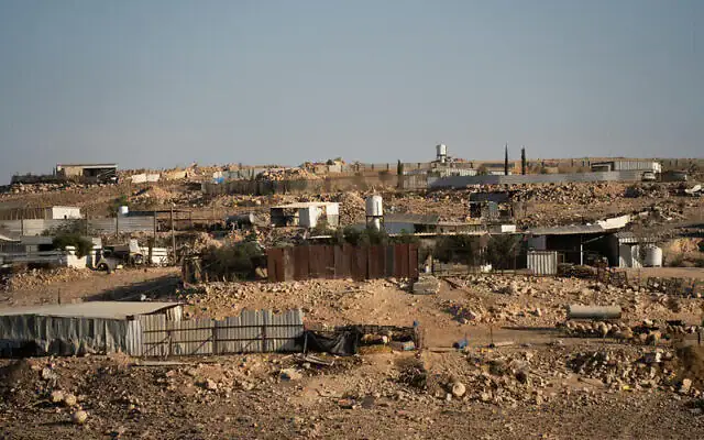 Vue d'un village bédouin non reconnu dans le désert du Néguev, au sud d'Israël, le 21 novembre 2024. (Crédit : Yaniv Nadav/Flash90) Vue d'un village bédouin non reconnu dans le désert du Néguev, au sud d'Israël, le 21 novembre 2024. (Crédit : Yaniv Nadav/Flash90)