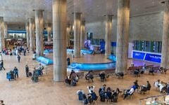 Le hall des arrivées de l'aéroport international Ben Gurion, le 26 mars 2025. (Crédit : Yossi Aloni/Flash90)