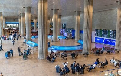 Le hall des arrivées de l'aéroport international Ben Gurion, le 26 mars 2025. (Crédit : Yossi Aloni/Flash90)