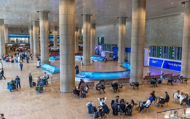 Le hall des arrivées de l'aéroport international Ben Gurion, le 26 mars 2025. (Crédit : Yossi Aloni/Flash90)