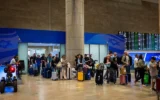 Des passagers dans le hall des arrivées de l'aéroport international Ben Gurion, près de Tel Aviv, le 18 mai 2025. (Crédit : Yonatan Sindel/Flash90)