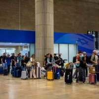 Des passagers dans le hall des arrivées de l'aéroport international Ben Gurion, près de Tel Aviv, le 18 mai 2025. (Crédit : Yonatan Sindel/Flash90)