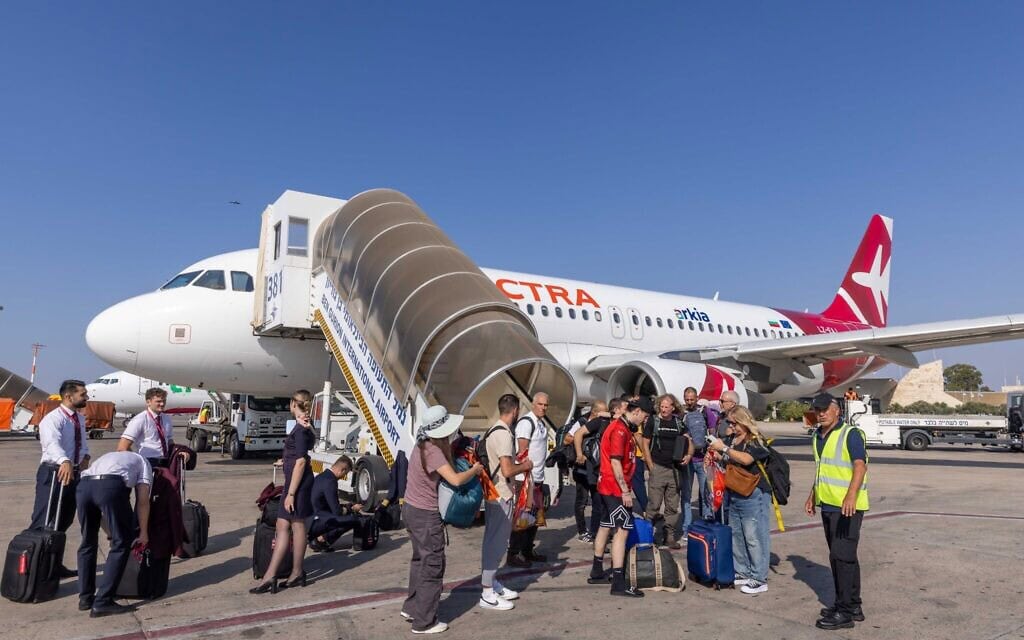 Des voyageurs débarquent d'un avion Electra à l'aéroport international Ben Gurion, le 8 septembre 2025. (Crédit : Yossi Aloni/FLASH90) Des voyageurs débarquent d'un avion Electra à l'aéroport international Ben Gurion, le 8 septembre 2025. (Crédit : Yossi Aloni/FLASH90)