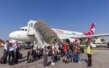 Des voyageurs débarquent d'un avion Electra à l'aéroport international Ben Gurion, le 8 septembre 2025. (Crédit : Yossi Aloni/FLASH90)