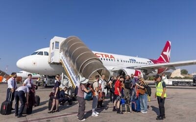 Des voyageurs débarquent d'un avion Electra à l'aéroport international Ben Gurion, le 8 septembre 2025. (Crédit : Yossi Aloni/FLASH90) Des voyageurs débarquent d'un avion Electra à l'aéroport international Ben Gurion, le 8 septembre 2025. (Crédit : Yossi Aloni/FLASH90)