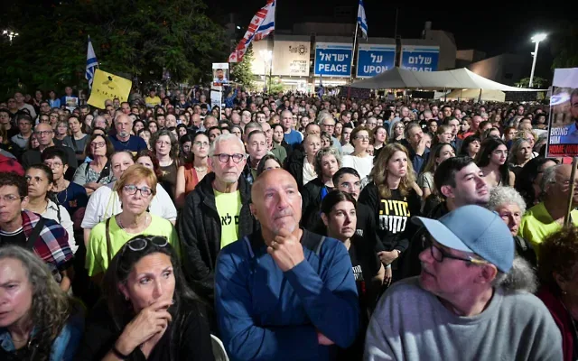 Des manifestants se rassemblent sur la place des Otages à Tel-Aviv pour réclamer la libération des otages assassinés Ran Gvili et Sudthisak Rinthalak, dont les corps sont toujours détenus par le Hamas à Gaza, le 29 novembre 2025. (Crédit: Avshalom Sassoni/Flash90)