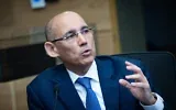 Le gouverneur de la Banque d'Israël, Amir Yaron, lors d'une réunion de la commission des Finances de la Knesset, à Jérusalem, le 28 janvier 2026. (Crédit : Yonatan Sindel/Flash90)