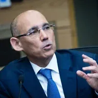 Le gouverneur de la Banque d'Israël, Amir Yaron, lors d'une réunion de la commission des Finances de la Knesset, à Jérusalem, le 28 janvier 2026. (Crédit : Yonatan Sindel/Flash90)