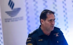 Amir Cohen, alors commandant de la police du district sud, assistant à une cérémonie marquant le retrait du dernier pin's des otages, après le retour, quelques jours plus tôt, du corps de Ran Gvili qui avait été retenu captif par le Hamas, au Mémorial national des tombés d'Israël sur le mont Herzl, à Jérusalem, le 3 février 2026. (Crédit : Chaïm Goldberg/Flash90)