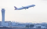Un vol British Airways décollant de l’aéroport Ben Gurion, le 25 février 2026. (Crédit : Yossi Aloni/FLASH90)