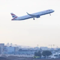 Un vol British Airways décollant de l’aéroport Ben Gurion, le 25 février 2026. (Crédit : Yossi Aloni/FLASH90)