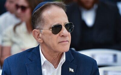 Tzachi Braverman assiste à une cérémonie organisée à l'occasion du Yom HaZikaron au cimetière militaire de Kiryat Shaul, à Tel-Aviv, le 21 avril 2026. (Crédit : Avshalom Sassoni/Flash90)