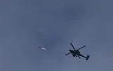 Un hélicoptère de l'armée israélienne tirant un missile en direction du Liban près de la frontière, dans le nord d'Israël, le 2 mai 2026. (Crédit : Ayal Margolin/Flash90)