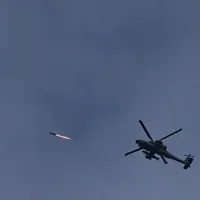 Un hélicoptère de l'armée israélienne tirant un missile en direction du Liban près de la frontière, dans le nord d'Israël, le 2 mai 2026. (Crédit : Ayal Margolin/Flash90)