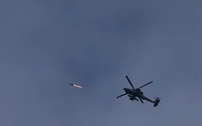 Un hélicoptère de l'armée israélienne tirant un missile en direction du Liban près de la frontière, dans le nord d'Israël, le 2 mai 2026. (Crédit : Ayal Margolin/Flash90)