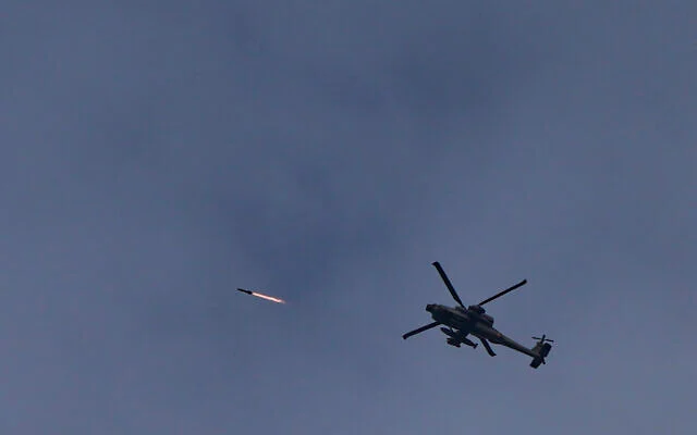 Un hélicoptère de l'armée israélienne tirant un missile en direction du Liban près de la frontière, dans le nord d'Israël, le 2 mai 2026. (Crédit : Ayal Margolin/Flash90)