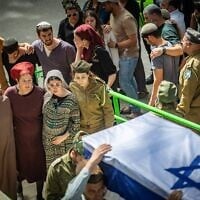 La famille et les amis du capitaine Maoz Israel Recanati assistent à ses funérailles au cimetière militaire du Mont Herzl, à Jérusalem, le 17 mai 2026 (Crédit : Yonatan Sindel/Flash90)