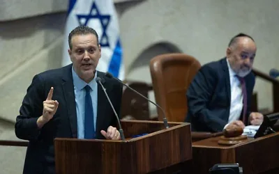 Le ministre de la Culture et des Sports, Miki Zohar, assiste à une séance plénière de la Knesset, à Jérusalem, le 20 mai 2026. (Crédit : Yonatan Sindel/Flash90)