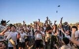 Les membres du kibboutz Nahal Oz, situé près de la frontière avec Gaza, célèbrent la fête de Shavuot au kibboutz le 22 mai 2026. (Crédit : Tsafrir Abayov/Flash90)