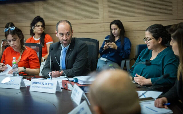 Le directeur général par intérim du Comité central des élections, M. Din Livne, assiste à une réunion de la commission de la Chambre à la Knesset, à Jérusalem, le 1er juin 2026. (Yonatan Sindel/Flash90) Le directeur général par intérim du Comité central des élections, M. Din Livne, assiste à une réunion de la commission de la Chambre à la Knesset, à Jérusalem, le 1er juin 2026. (Yonatan Sindel/Flash90)