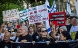 Des manifestants, parmi lesquels d'anciens otages et des familles d'otages réclamant la création d'une commission d'enquête nationale, défilent jusqu'à la place des Otages à Tel Aviv, à l'occasion des événements marquant le 1 000e jour depuis le pogrom perpétré le 7 octobre 2023 par le Hamas, le 2 juillet 2026. (Crédit : Chaim Goldberg/Flash90)