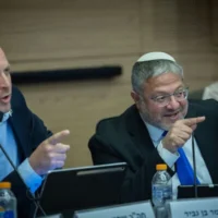 Le député Yitzhak Kroizer (à gauche), aux côtés du chef de son parti Otzma Yehudit, le ministre de la Sécurité nationale Itamar Ben Gvir, lors d’une réunion de la commission de l’Intérieur de la Knesset, à Jérusalem, le 8 juillet 2026. (Crédit : Yonatan Sindel/Flash90)