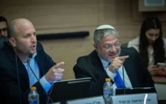 Le député Yitzhak Kroizer (à gauche) aux côtés du chef de son parti Otzma Yehudit, le ministre de la Sécurité intérieure Itamar Ben Gvir, lors d'une réunion de la commission de l'Intérieur à la Knesset, à Jérusalem, le 8 juillet 2026. (Yonatan Sindel/Flash90)
